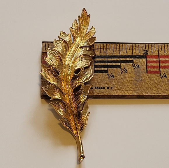 Coro 1961 Gold-tone Leaf Brooches with Intricate Design - Picture 5 of 6